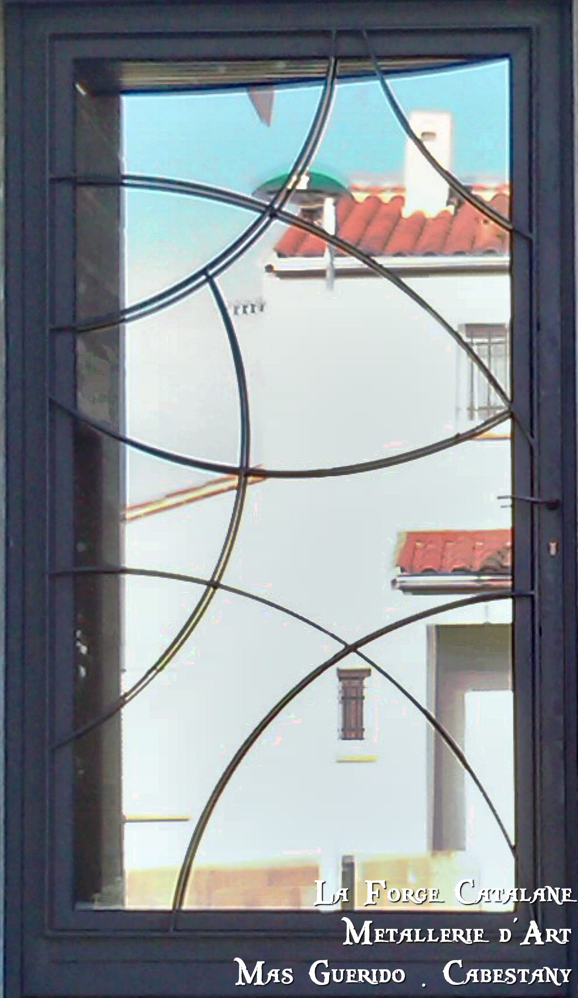 Porte moderne barreaudages entremeles vitrage espion forge catalane.jpg